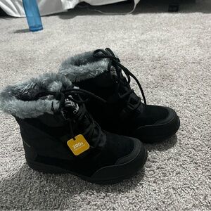 Columbia Black Winter Boots with Gray Fur Trim